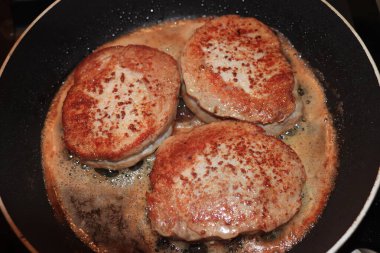 Bir tavada üç parça et.