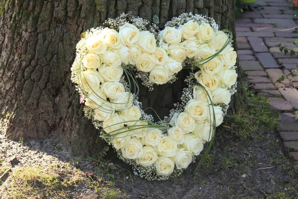 Ein Sympathisches Blumengesteck Herzform Weiße Rosen — Stockfoto