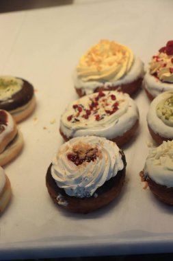 Taze yapılmış çikolatalı kekler vitrinde sergileniyor.