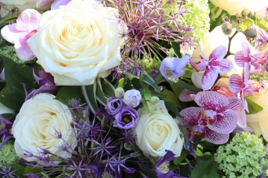 Gelin buketi, çeşitli çiçekler beyaz ve pembenin farklı tonlarında.