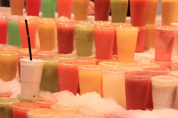 Batidos Afrutados Frescos Sobre Hielo Mercado Barcelona —  Fotos de Stock