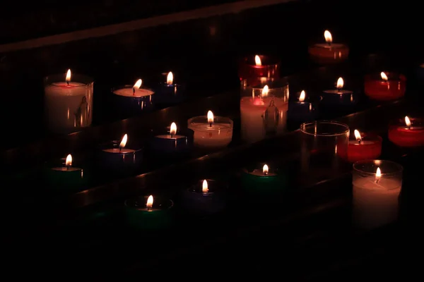 Velas Votivas Ardientes Una Iglesia Católica Romana —  Fotos de Stock