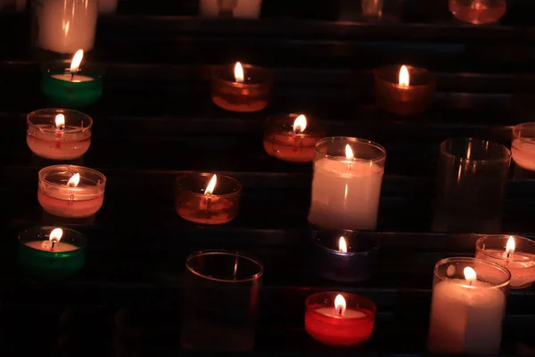 Brûler Des Bougies Votives Dans Une Église Catholique Romaine — Photo
