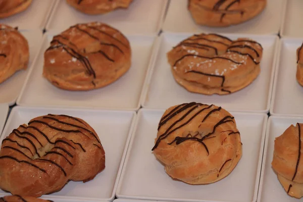 Profiteroller, kremayla dolu puf börekler, yolcu gemisi büfesinde sergileniyor.