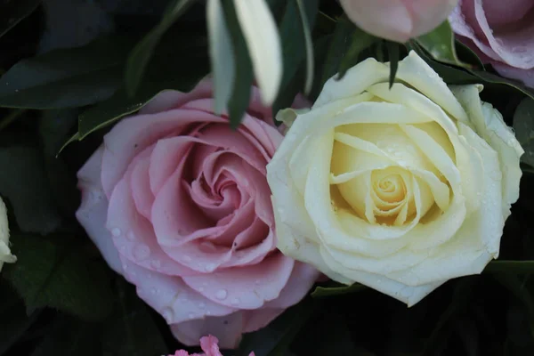 Rose Sposa Rosa Viola Bianche Una Disposizione Nozze Floreale — Foto Stock