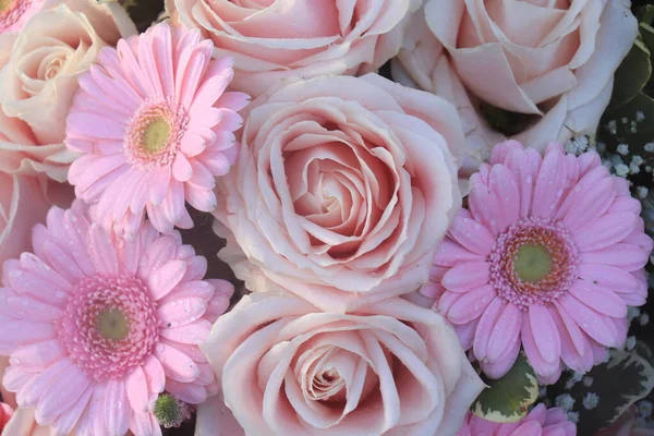Blassrosa Rosen Und Gerberas Einem Floralen Hochzeitsarrangement — Stockfoto
