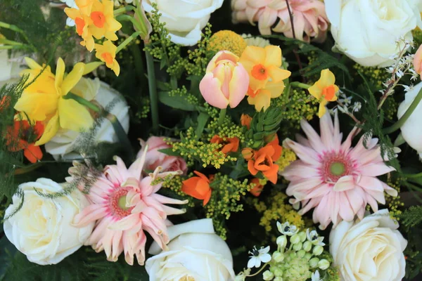 Vegyes Csokor Különböző Tavaszi Virágokkal Tulipán Nárcisz — Stock Fotó