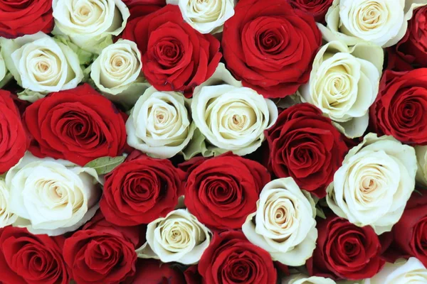Svatební Květinové Aranžmá Červené Bílé Růže — Stock fotografie