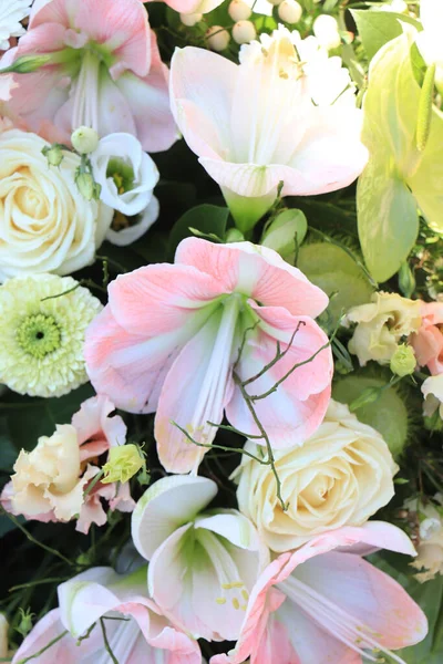パステルカラーの様々な色の混合花束 — ストック写真