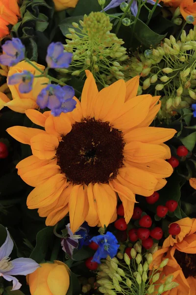 Słoneczniki Żółto Niebieskim Układzie Ślubnym — Zdjęcie stockowe