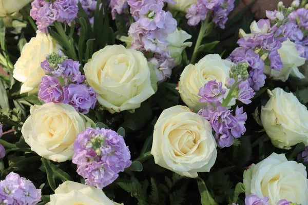 Rosas Brancas Flores Roxas Uma Grande Peça Central Casamento — Fotografia de Stock