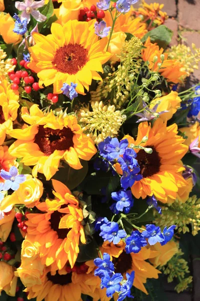 Zonnebloemen Een Geel Blauwe Bruiloft Arrangement — Stockfoto