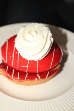 Krem şantili, kırmızı kadife şekerleme.