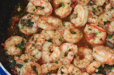 Zeytinyağı biberli terbiye edilmiş taze karides.