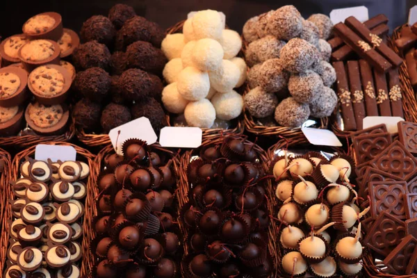 西班牙巴塞罗那市一个市场上的高档巧克力李子 — 图库照片