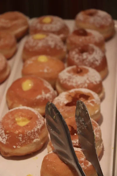 Twee Verschillende Soorten Donuts Een Dienblad Een Cruiseschepen Buffet — Stockfoto