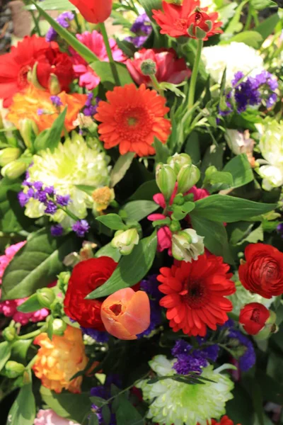 Gemischter Frühlingsstrauß Verschiedenen Leuchtenden Farben — Stockfoto