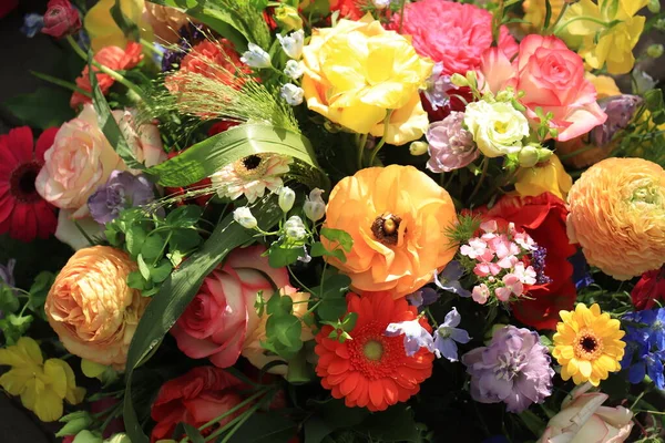 Gemischter Frühlingsstrauß Verschiedenen Leuchtenden Farben — Stockfoto