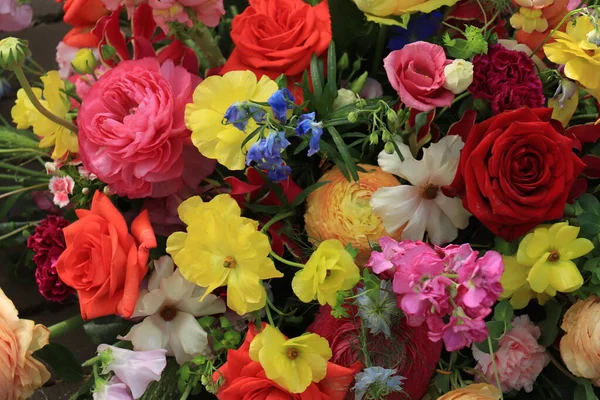 様々な明るい色の混合春の花束 — ストック写真