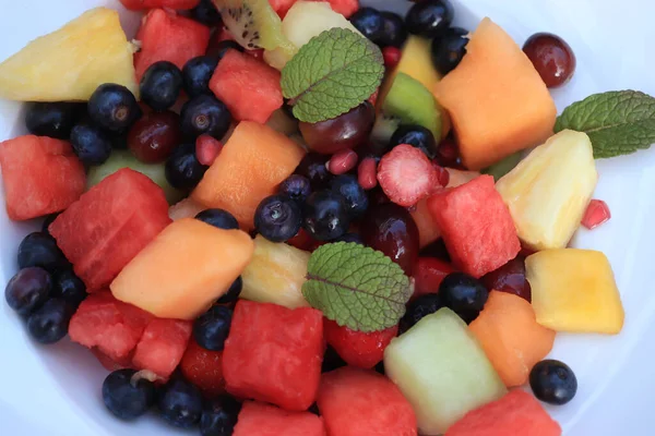 Salada Frutas Suculentas Frescas Cores Brilhantes Decorada Com Folhas Hortelã — Fotografia de Stock