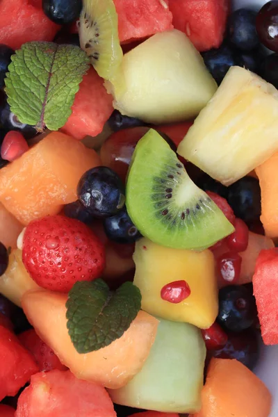 Ensalada Frutas Jugosas Frescas Colores Brillantes Decoradas Con Hojas Menta — Foto de Stock