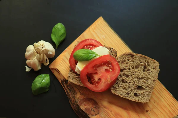 Taze Domatesli Talyan Caprese Sandviçleri Mozzarella Peyniri Basi — Stok fotoğraf