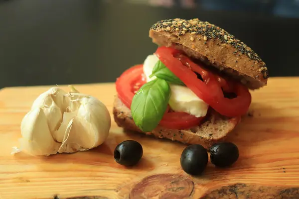 Italienische Caprese Sandwiches Mit Frischen Tomaten Mozzarella Und Basi — Stockfoto