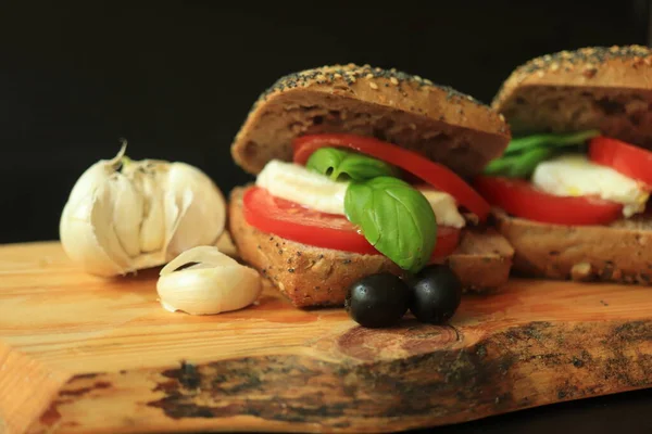 Taze Domatesli Talyan Caprese Sandviçleri Mozzarella Peyniri Basi — Stok fotoğraf