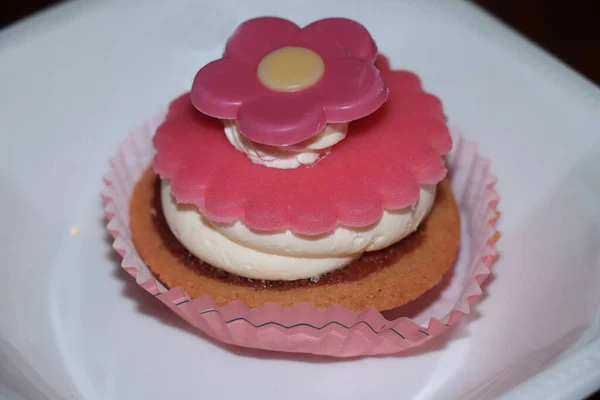 Ροζ Marzipan Cupcake Βουτυρόκρεμα Και Διακόσμηση Λουλουδιών — Φωτογραφία Αρχείου