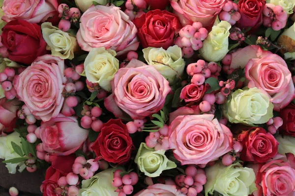 紫色的玫瑰和粉色的浆果在一个大的婚礼中心 — 图库照片