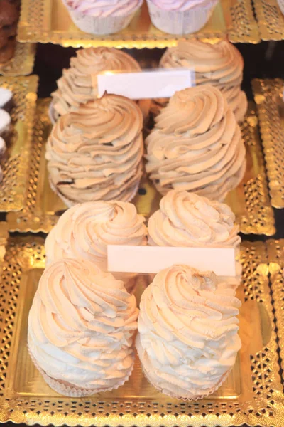 Świeżo Robione Słodycze Bezy Wykonane Bitych Białek Jaj Cukru Babeczki — Zdjęcie stockowe