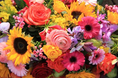 Parlak renklerde karışık buket, çeşitli çiçekler.