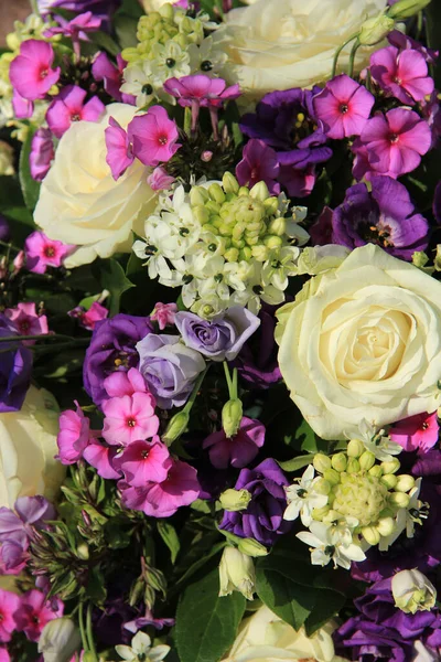 Purple White Wedding Flower Arrangement — Stock Photo, Image