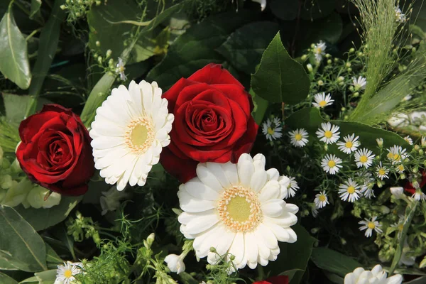 Gérberas Brancas Rosas Vermelhas Arranjo Flores — Fotografia de Stock