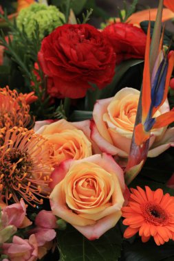 Çeşitli turuncu tonlarda karışık bahar buketi.