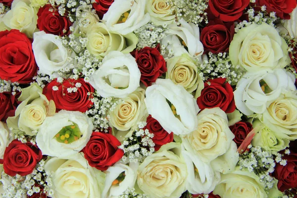 红白相间的玫瑰在花朵婚礼的中心 — 图库照片