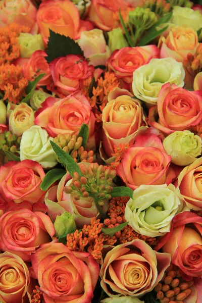 Orange Und Gelbe Rosen Einem Leuchtenden Brautstrauß — Stockfoto