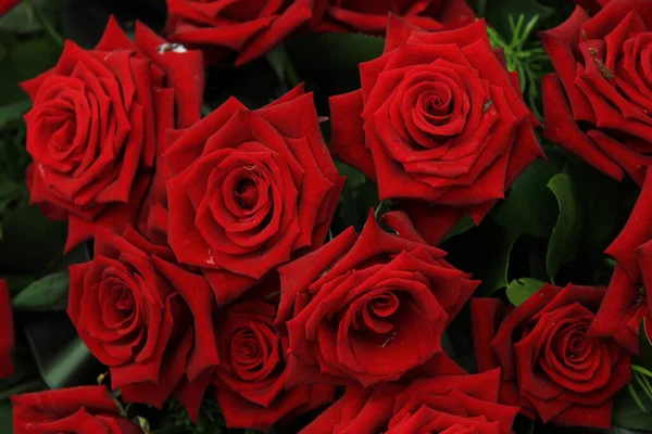 Rote Rosen Einem Brautstrauß — Stockfoto