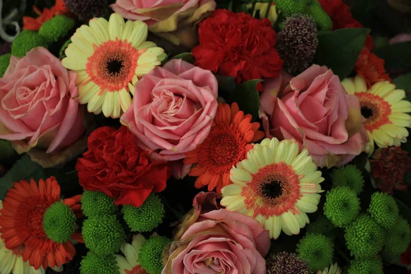 パステルの花の配置 結婚式のための異なる柔らかい色の様々な花 — ストック写真