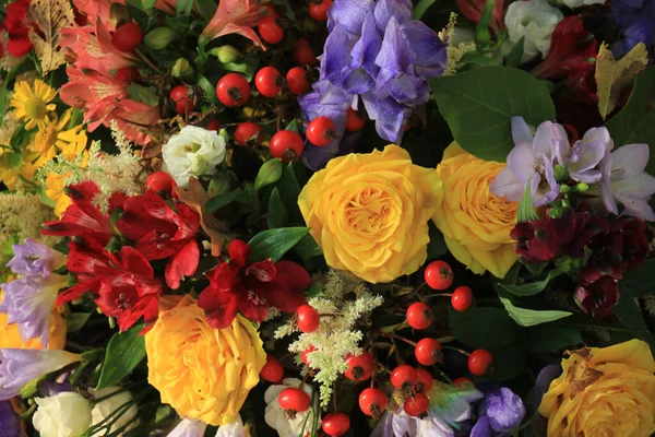 カラフルな花の配置 結婚式のためのさまざまな色の様々な花 — ストック写真