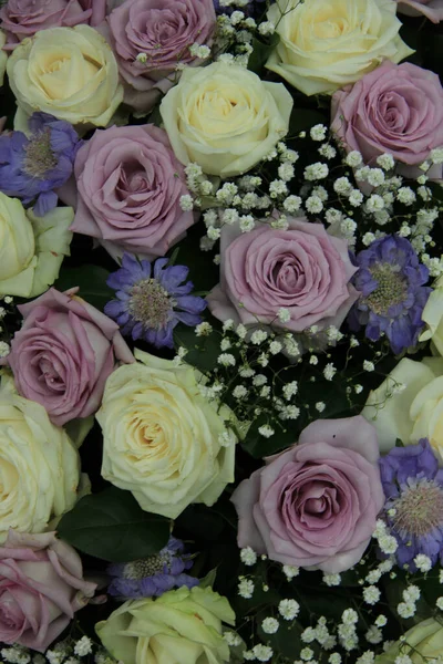 Lila Und Weiße Rosen Gemischt Mit Gipsophila Und Lila Liebe — Stockfoto