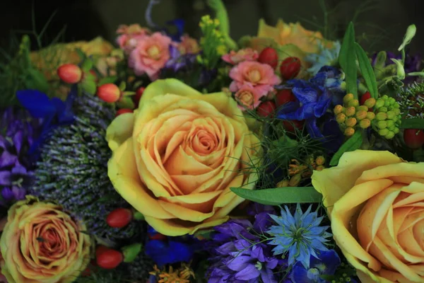 Yumuşak Pembe Güller Mavi Aşk Bir Düğün Çiçeği Aranjmanında — Stok fotoğraf