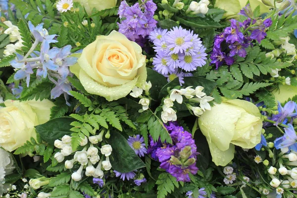 Karışık Çiçek Aranjmanı Düğün Için Farklı Renkte Çeşitli Çiçekler — Stok fotoğraf