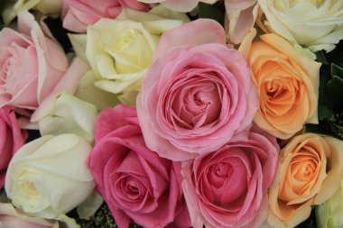 Pastel düğün buketi pembenin ve beyazın çeşitli tonlarında