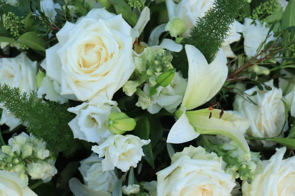 Große Weiße Rosen Und Lilien Einem Floralen Hochzeitsarrangement — Stockfoto