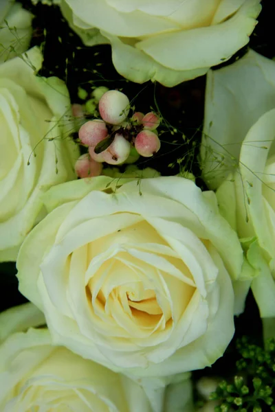 Λευκά Τριαντάφυλλα Και Γυψόφυλλες Ένα Νυφικό Μπουκέτο — Φωτογραφία Αρχείου
