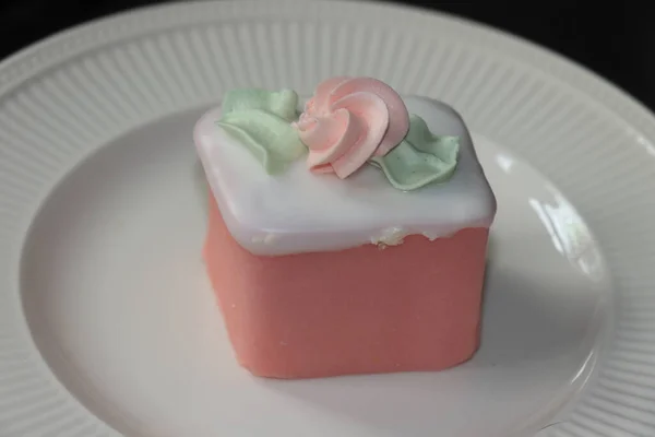 Confeitaria Maçapão Rosa Fresca Com Decorações Creme Manteiga Rosa Verde — Fotografia de Stock