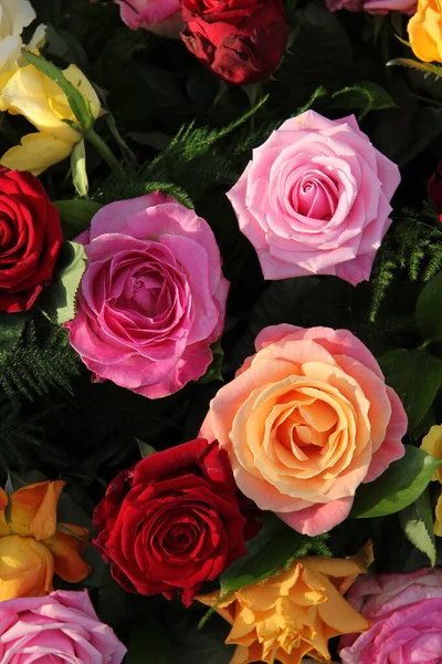 Rosas Multicoloridas Arranjo Flores — Fotografia de Stock