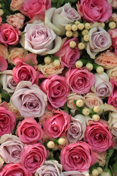 Rózsaszín Lila Rózsák Egy Nagy Esküvői Asztaldísztárgyban — Stock Fotó