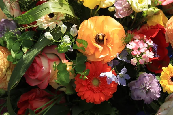Смешанный Весенний Букет Различных Ярких Цветов — стоковое фото